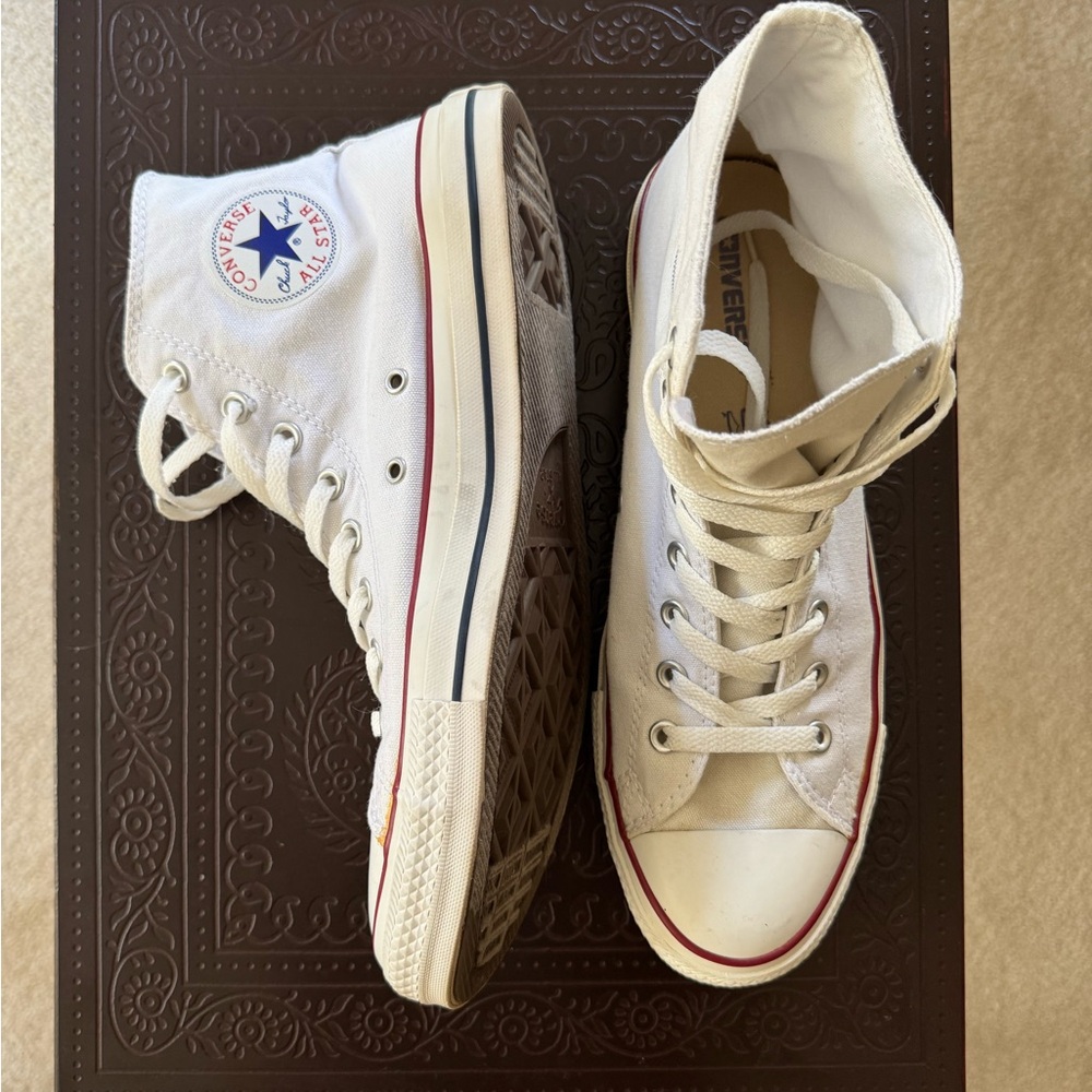 Used men’s size 11 Converse in excellent condition